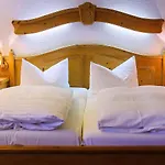 Vier Jahreszeiten Hotel 3*