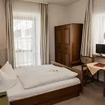 Vier Jahreszeiten Hotel 3*