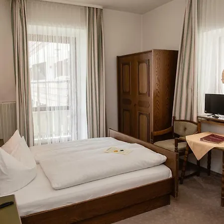 Vier Jahreszeiten Hotel 3*